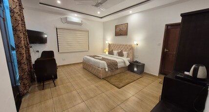 Hotel Bandla Heights and Palm Tree Restaurant Room Type - Luxury Room with Balcony and Garden View Hotel Bandla Heights and Palm Tree Restaurant Room Type - Luxury Room with Balcony and Garden View