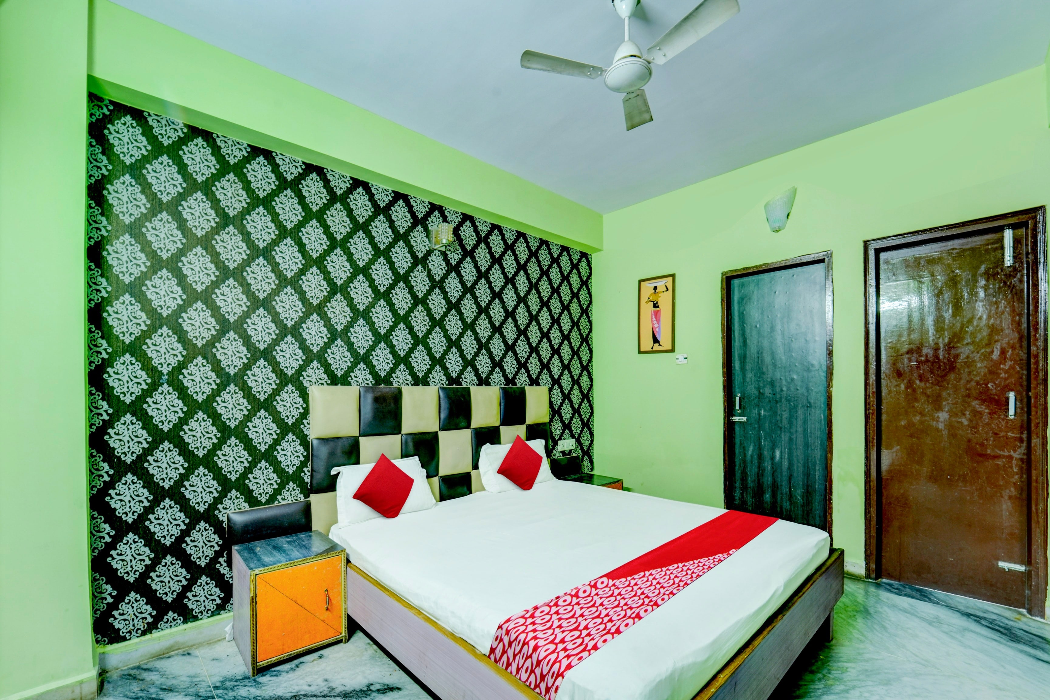 OYO 816383 Hotel New Savera - Tap to explore photos