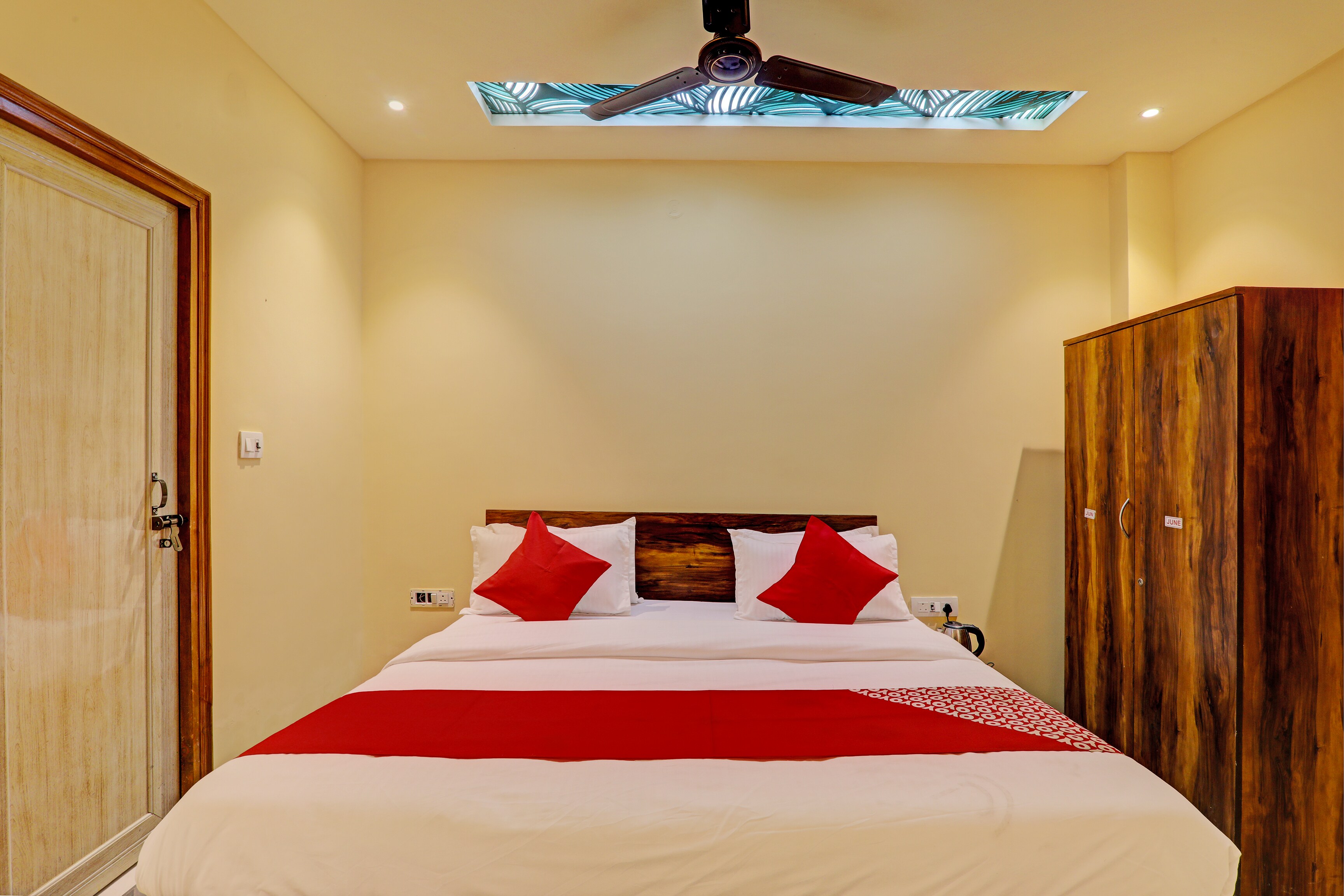 Super Hotel O Royal Regency Palace - Tap to explore photos