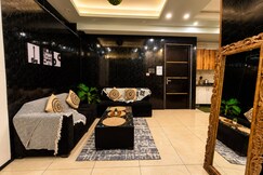 Cozy stay with Jacuzzi Home Theatre Sushant Lok