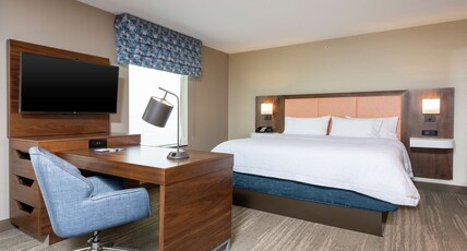 Hampton Inn & Suites by Hilton Marshalltown Room Type - KING SUITE W SOFABED