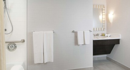 DoubleTree by Hilton Syracuse Room Type - 2DBL MOB HEAR ACC W TUB NS