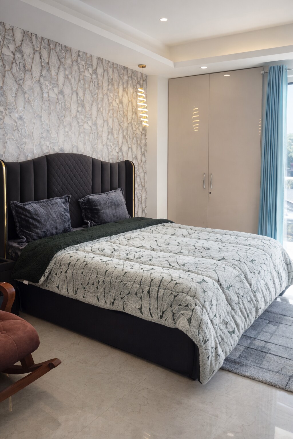 Reet's Hill Queen Apartment - Tap to explore photos