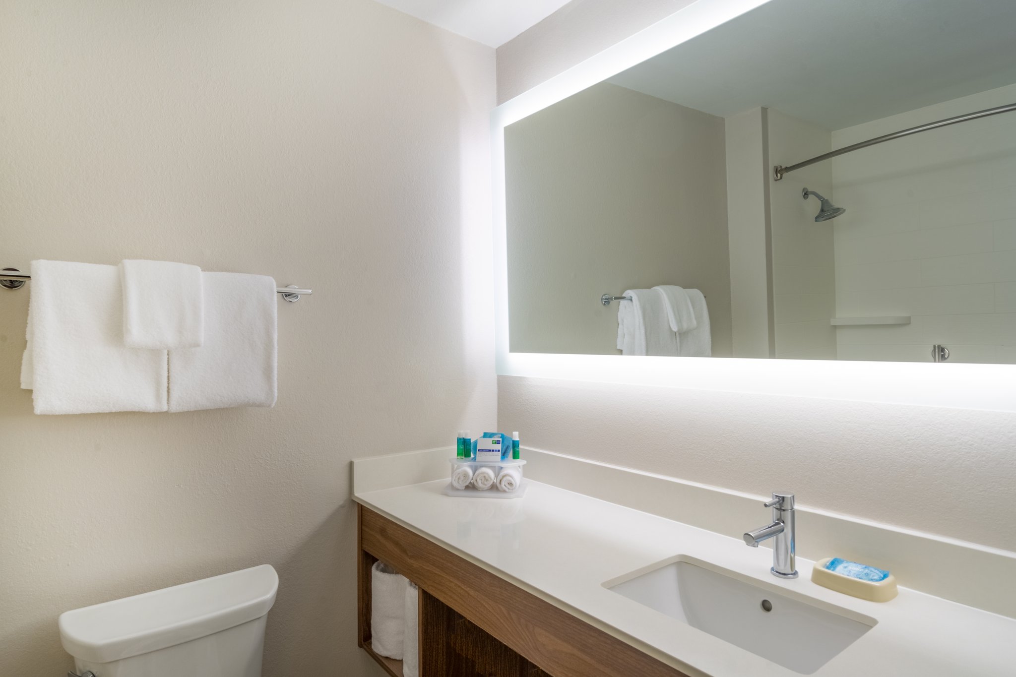 Holiday Inn Express Hotel Howe / Sturigs - Tap to explore photos