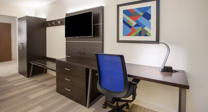 Holiday Inn Express & Suites WATERTOWN Room Type - 1 King Suite Mobility Accessible Tub
