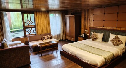 Hotel Dekeling  Mall Road Room Type - Honeymoon Suite