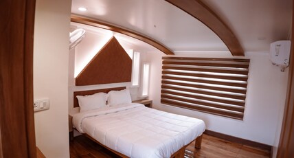 Kerala Boathouse Room Type - Deluxe Room in Houseboat Ac time 08 PM to 06 AM