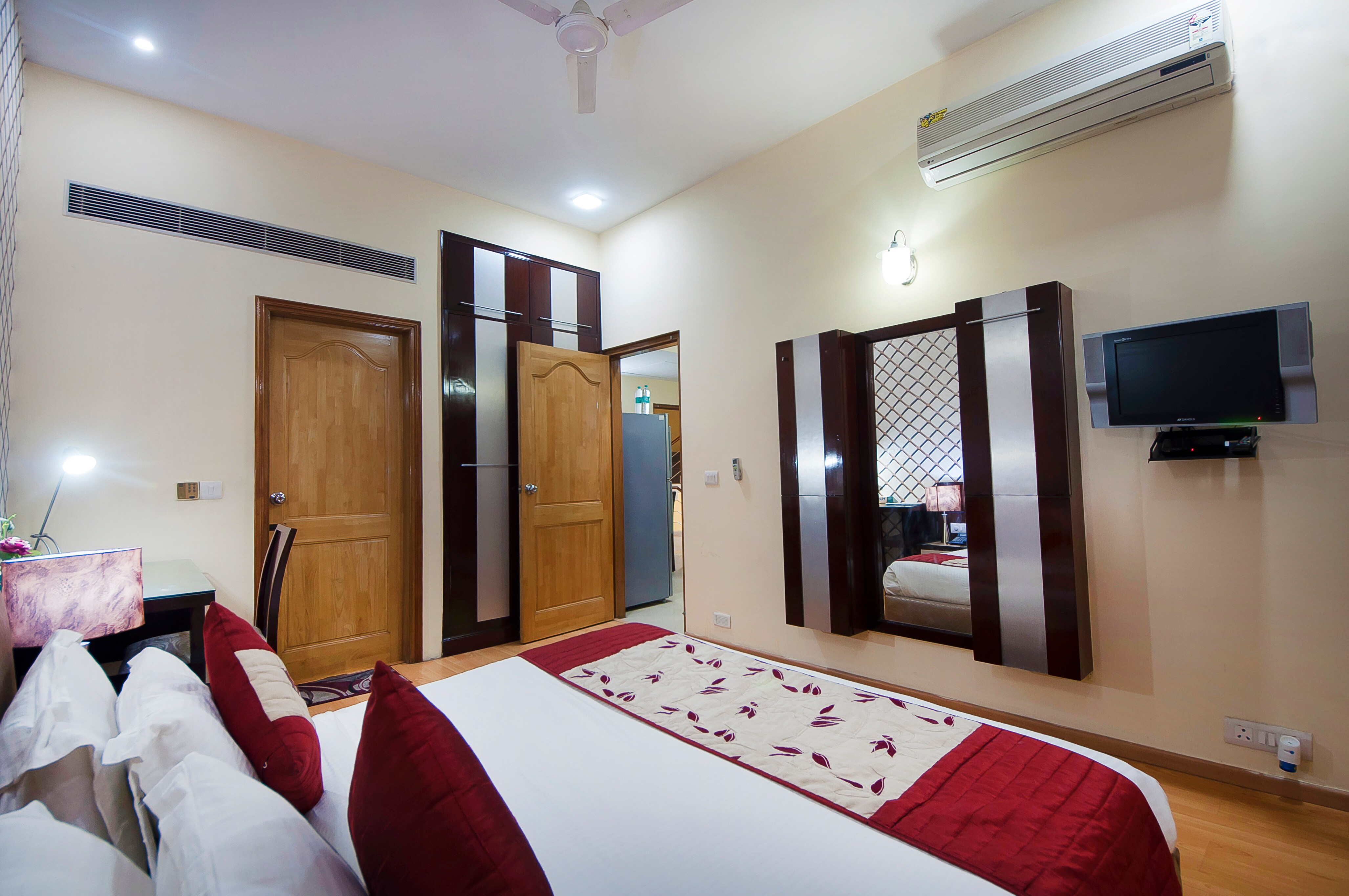 Deluxe Imperial Apartments | Fortis/Max/Huda - Tap to explore photos