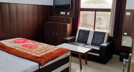 The RAI's Palace Hotels and Marriage hall Room Type - Standard Double Room The RAI's Palace Hotels and Marriage hall Room Type - Standard Double Room