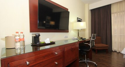 Holiday Inn LEON Room Type - 1 King Standard Accessible Holiday Inn LEON Room Type - 1 King Standard Accessible
