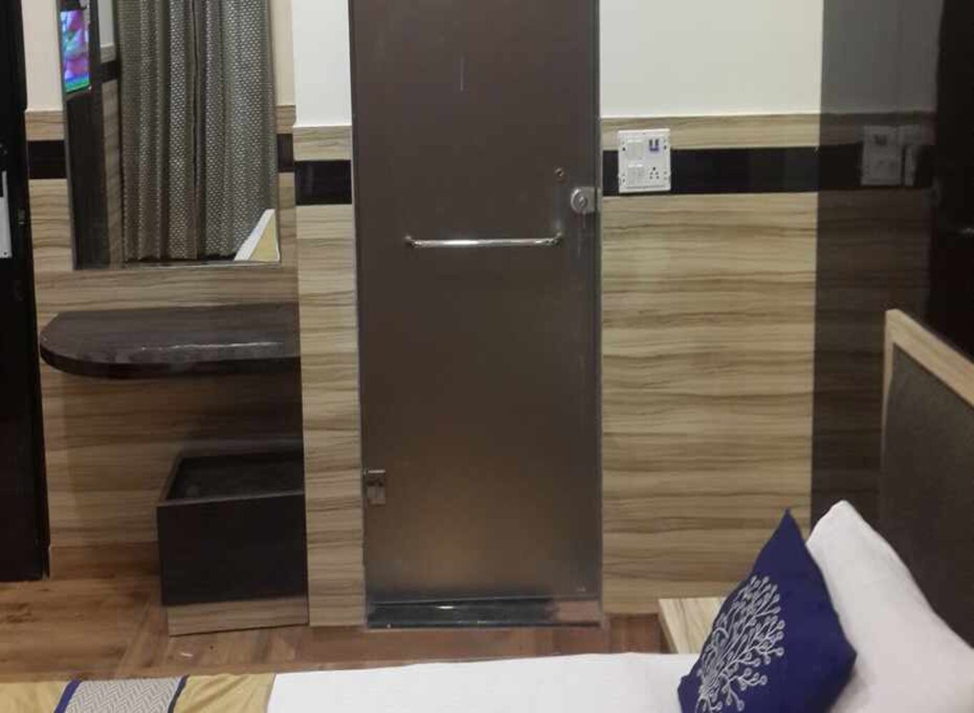 Hotel Arnav Residency - Tap to explore photos