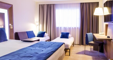 Novotel Avignon Nord Room Type - Superior Family Room with double bed, rollaway bed and bathtub Novotel Avignon Nord Room Type - Superior Family Room with double bed, rollaway bed and bathtub