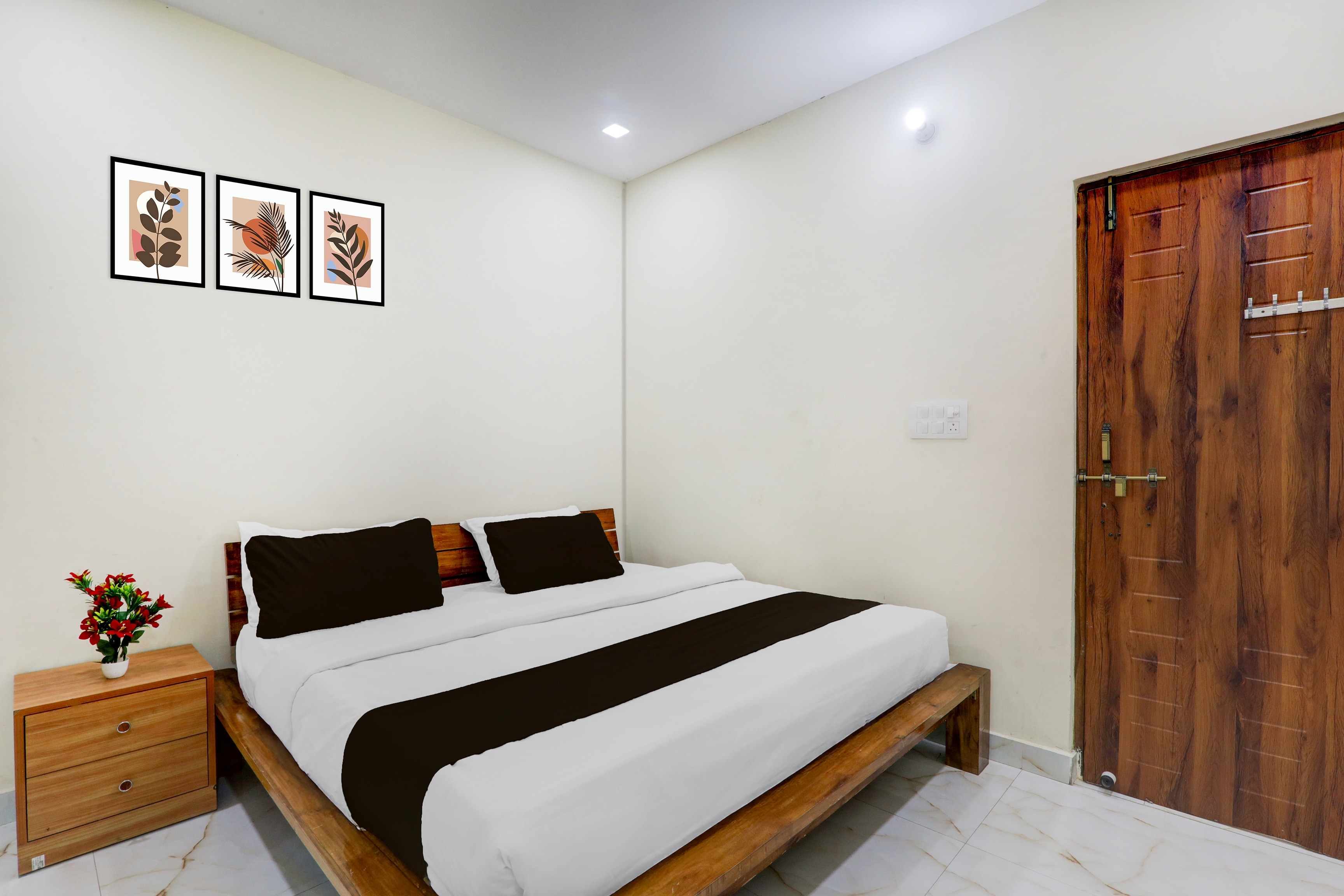 Super Hotel O IIM Road Lucknow - Tap to explore photos