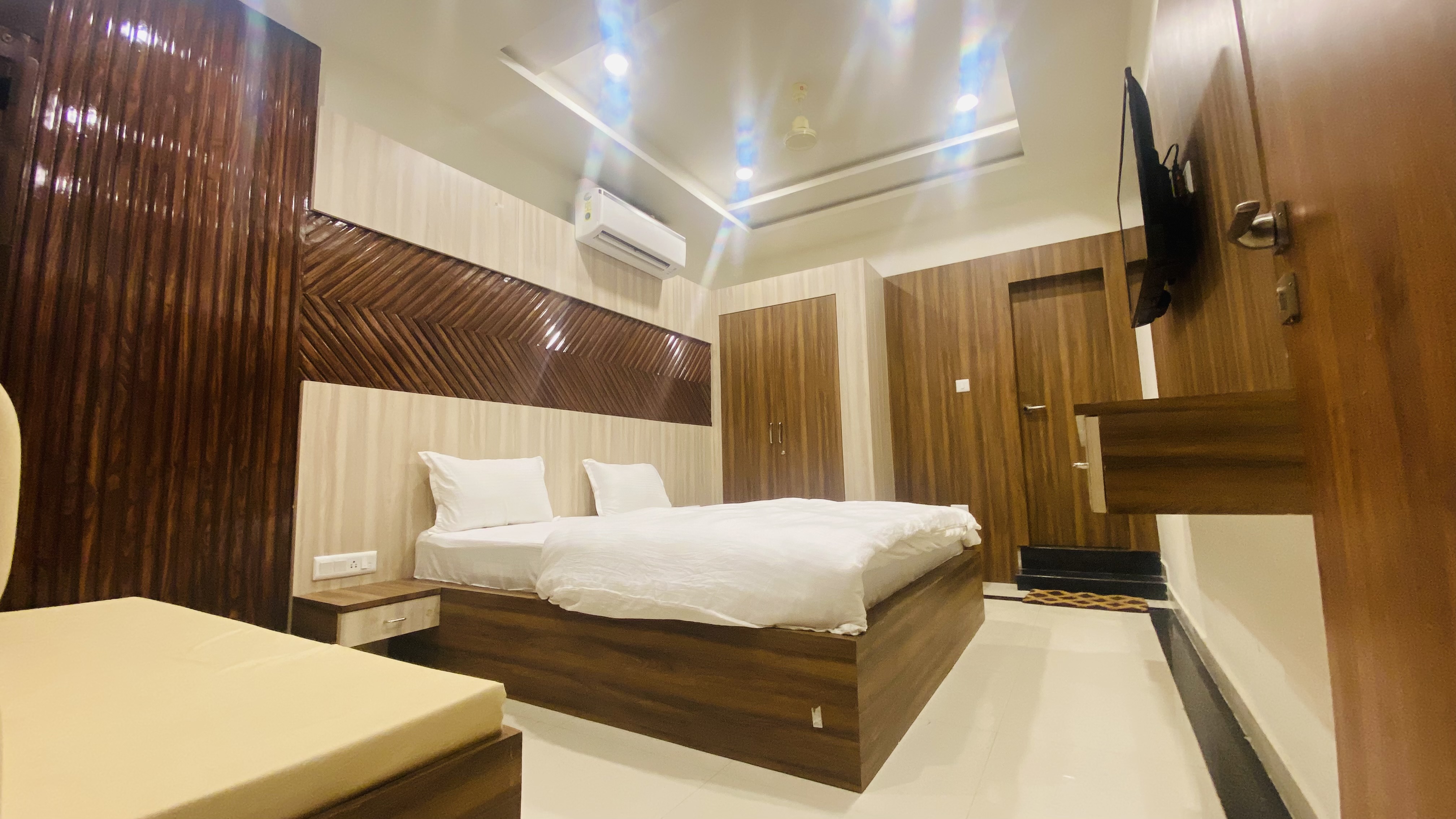 Hotel Sai Kripa - Tap to explore photos