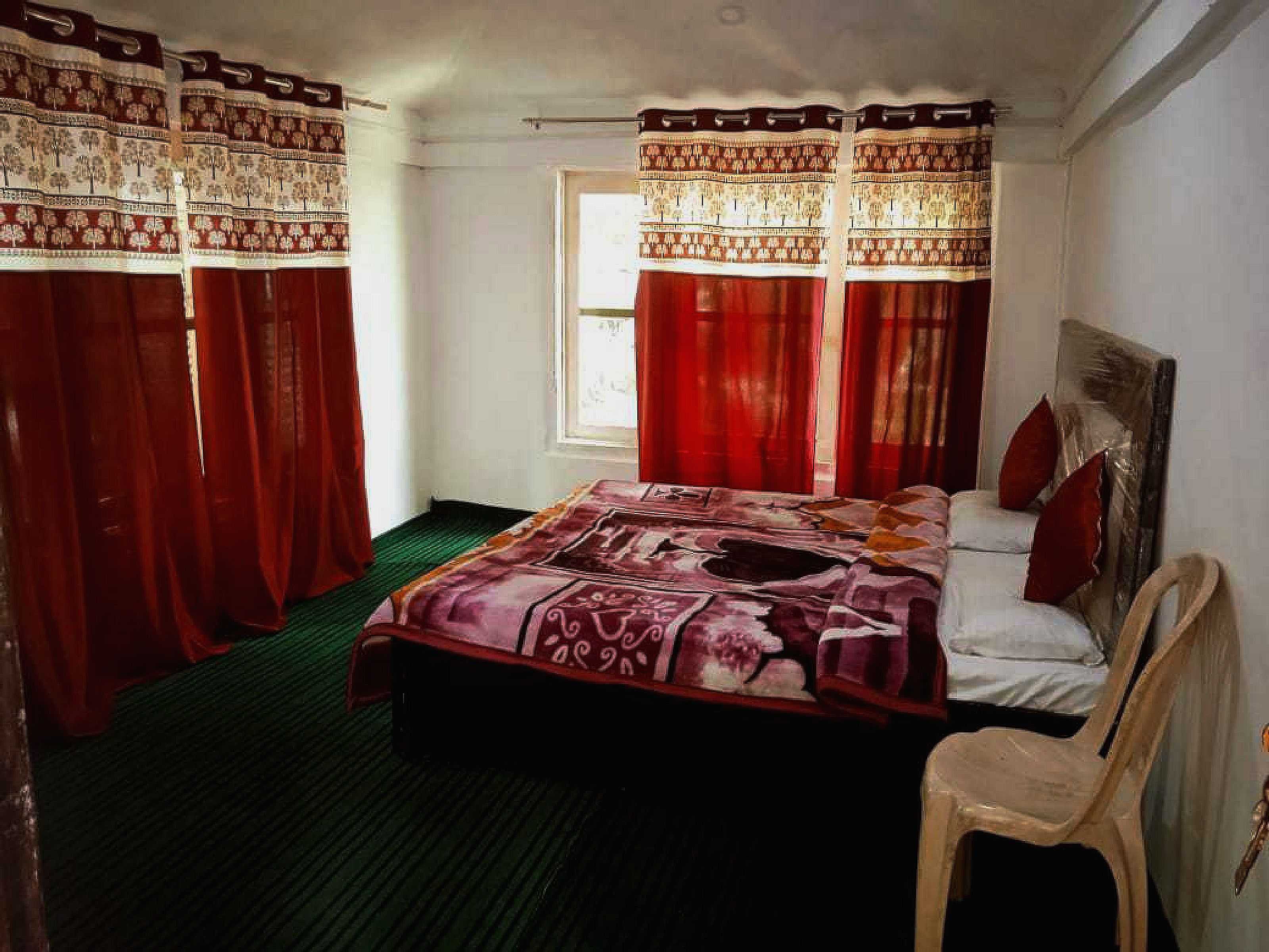 Hotel O Home Homestay Manzoor Dedard - Tap to explore photos