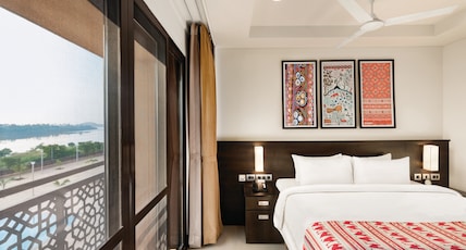 Ramada Encore By Wyndham Statue of Unity Room Type - 1 King Bed, Mobility Accessible Room, Non-Smoking Ramada Encore By Wyndham Statue of Unity Room Type - 1 King Bed, Mobility Accessible Room, Non-Smoking