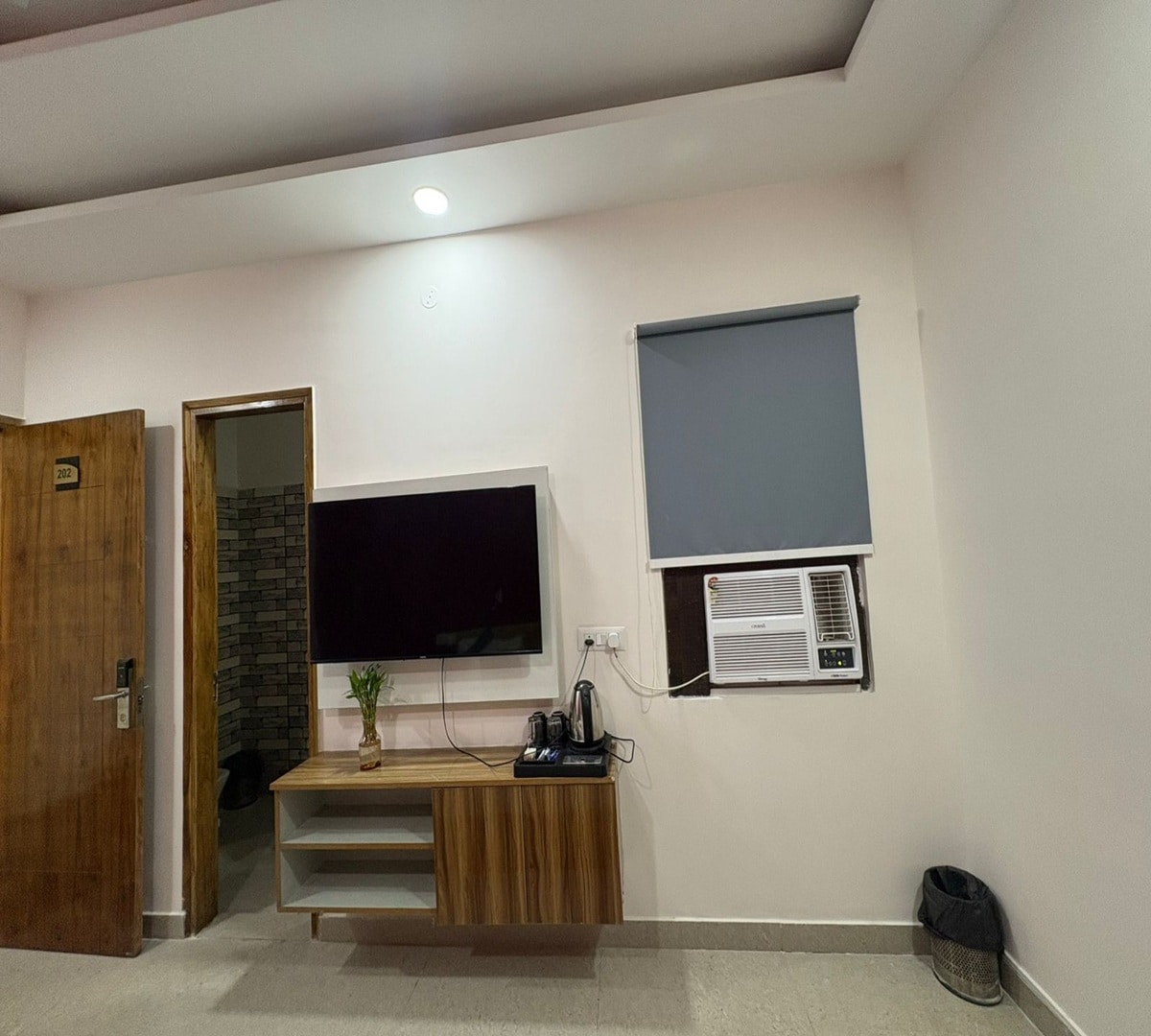 Radiant Blu Hotel - FNG Expressway & Gaur City - Tap to explore photos