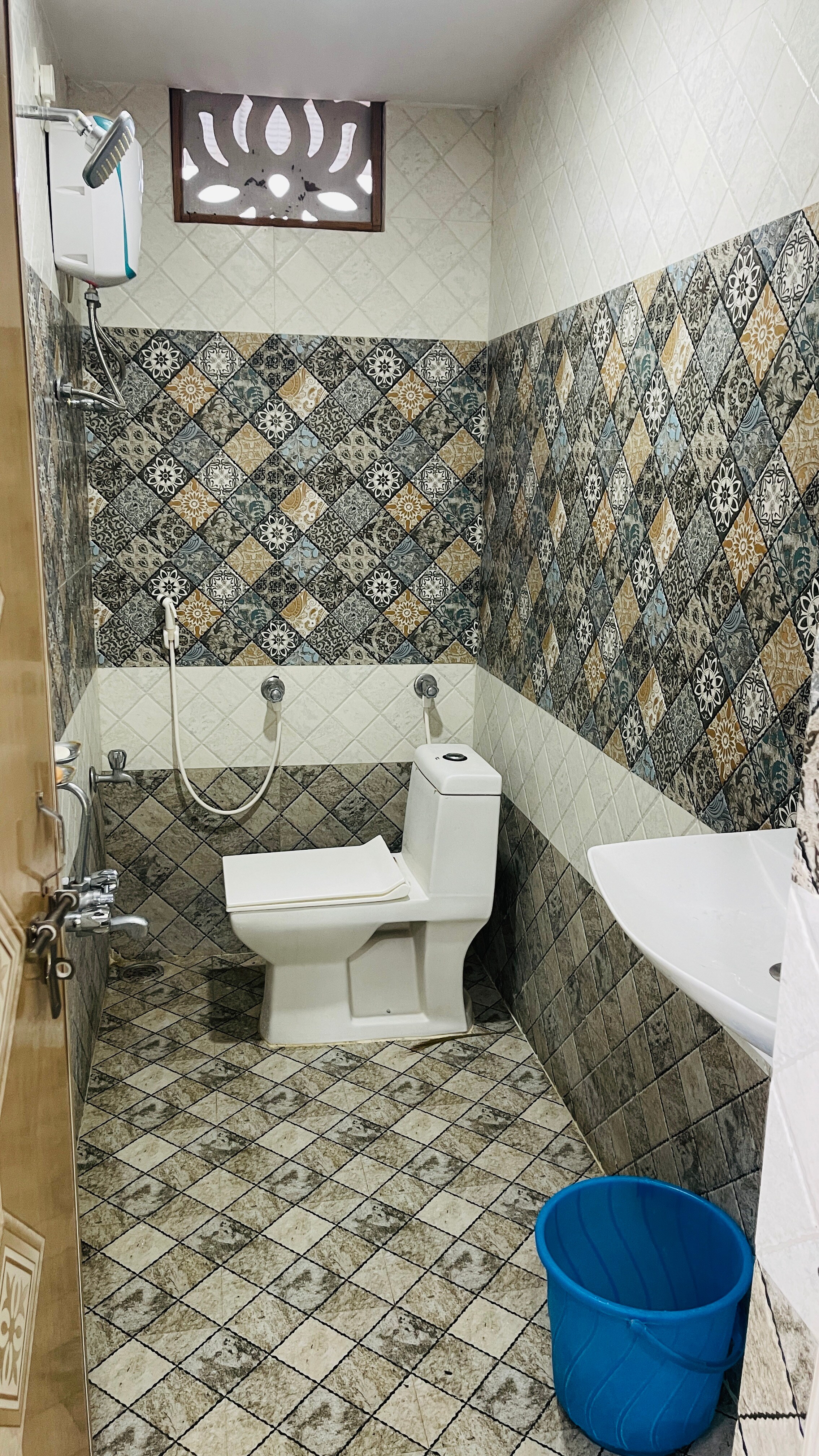 Kapil Guesthouse - Tap to explore photos