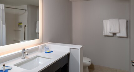 Holiday Inn Express & Suites Tulsa Downtown Room Type - 2 Qn Ste Mobil Access Roll Shwr