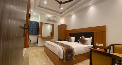 Hotel Varuna Grand Room Type - Deluxe King Room