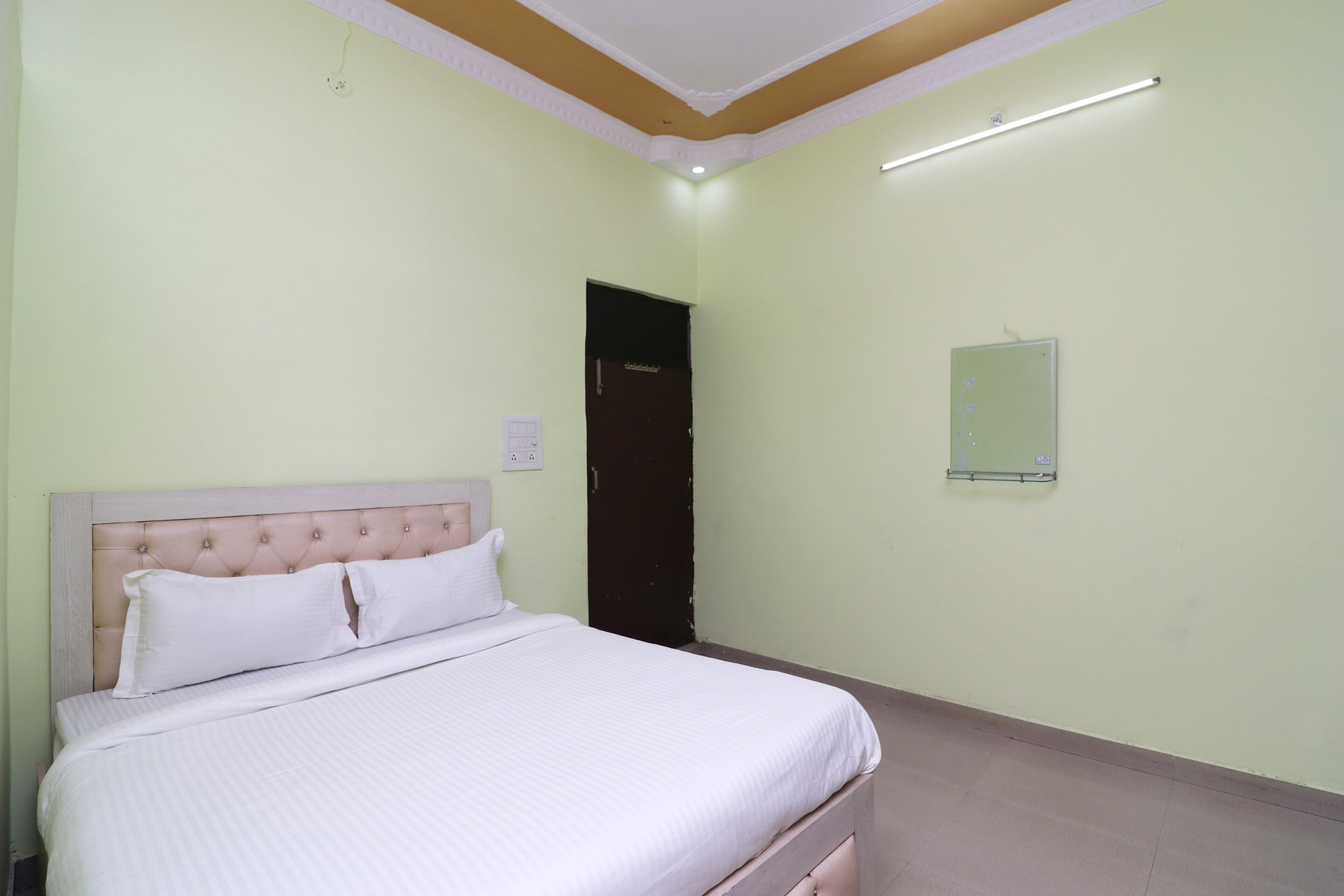 Hotel O Mulaqat - Tap to explore photos