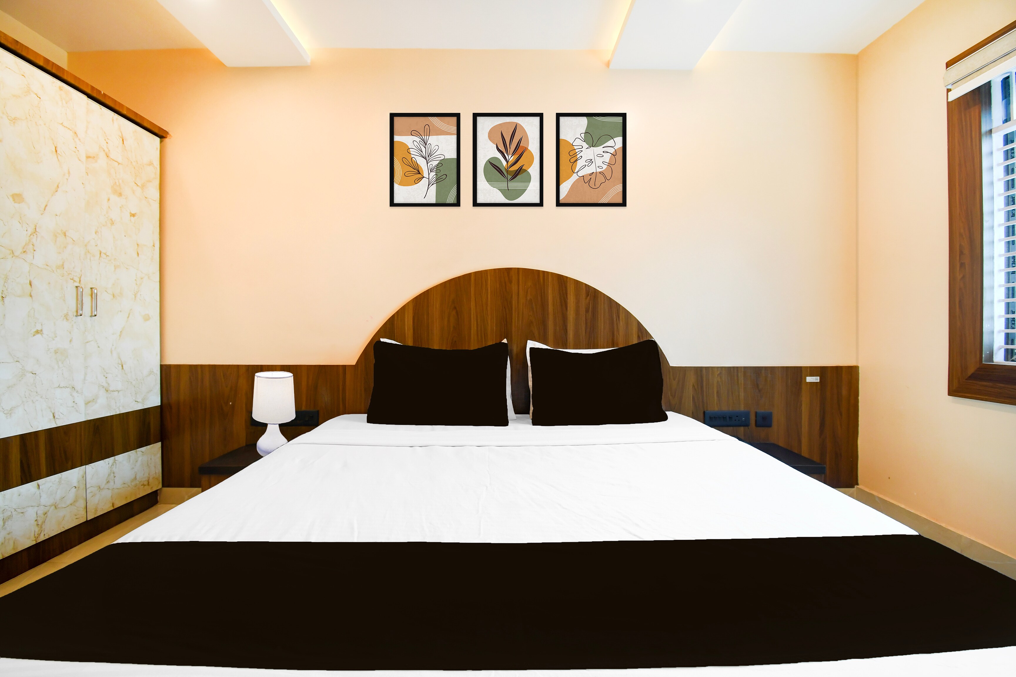 Super Townhouse Puri Formerly Hotel Narashingha - Tap to explore photos