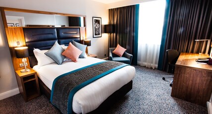 Crowne Plaza LEEDS Room Type - 1 Queen Bed Standard Single Sofa Bed Crowne Plaza LEEDS Room Type - 1 Queen Bed Standard Single Sofa Bed