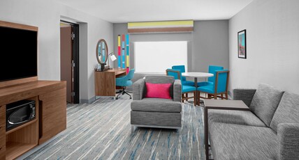 Hampton Inn by Hilton Phoenix-Biltmore Room Type - 1 KING BED FAMILY SUITE NS