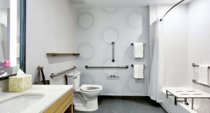 Tru by Hilton Austin NW Arboretum Room Type - 2 QUEEN ACCESSIBLE TUB
