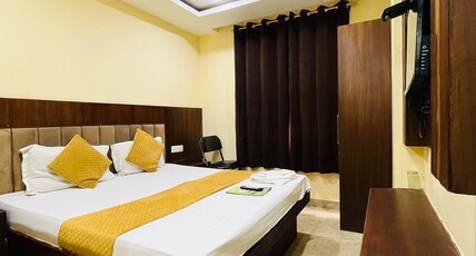 Hotel Silver Street 2 Mins Walk From New Delhi Railway station Room Type - Deluxe Room with Air Conditioning and Free WIFI