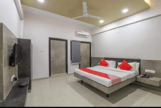 Hotel C.M Palace & Guest House