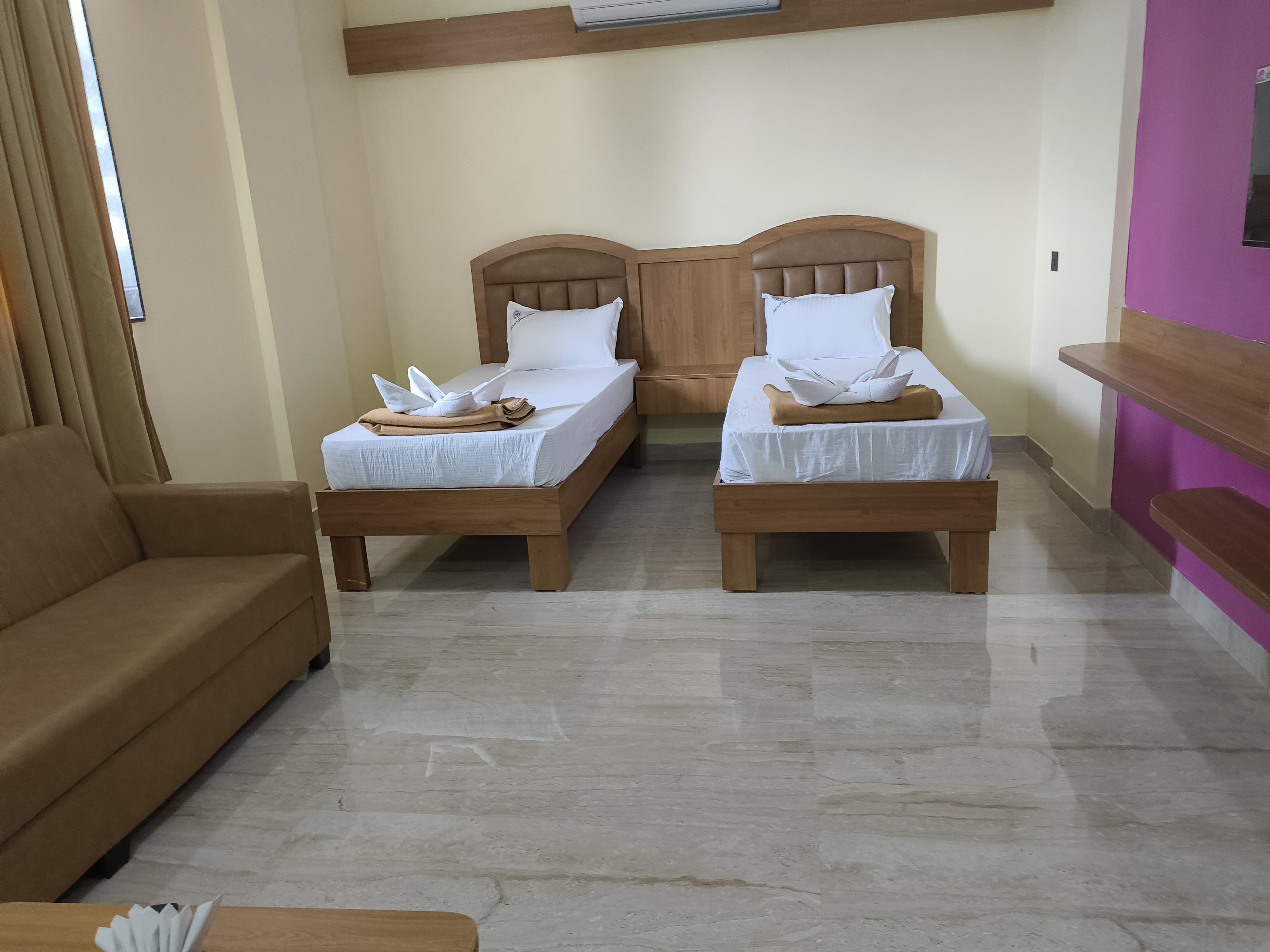 Hotel Suraj Inn - Tap to explore photos