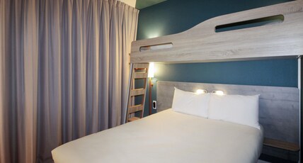 ibis budget Cahors Room Type - Triple room - 1 double bed, 1 bunk bed ibis budget Cahors Room Type - Triple room - 1 double bed, 1 bunk bed