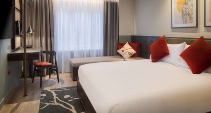 The Samuel Ryder Hotel St Albans, Tapestry Collection Hilton Room Type - QUEEN GUEST RM W SOFA BED