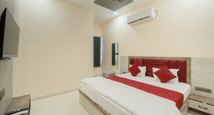 HOTEL GALAXY 700 Room Type - Deluxe Room