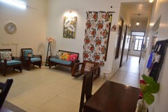 VERY Beautiful Whitetown home l Walkable to beach - Serenity