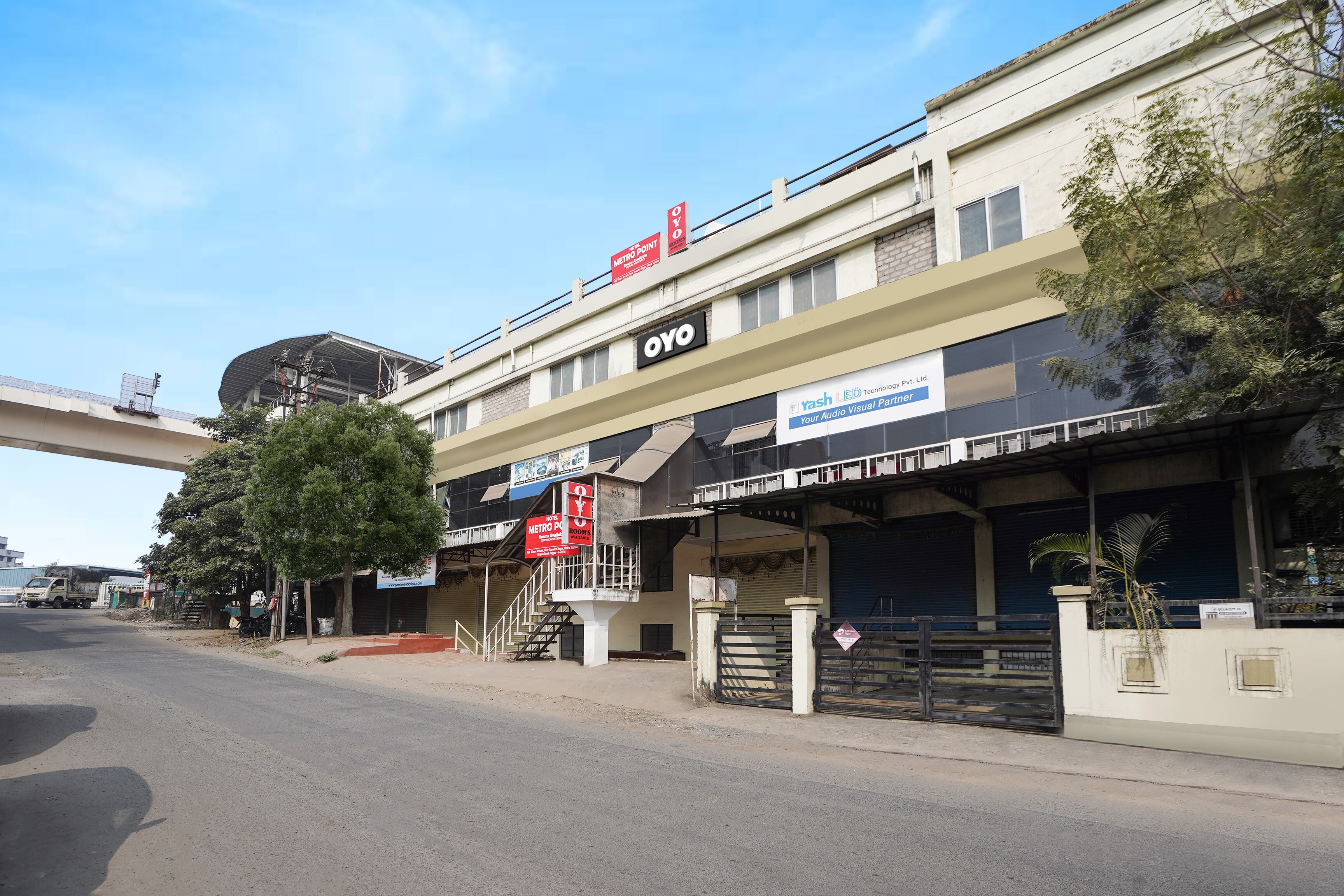 Hotel O METRO POINT - Tap to explore photos