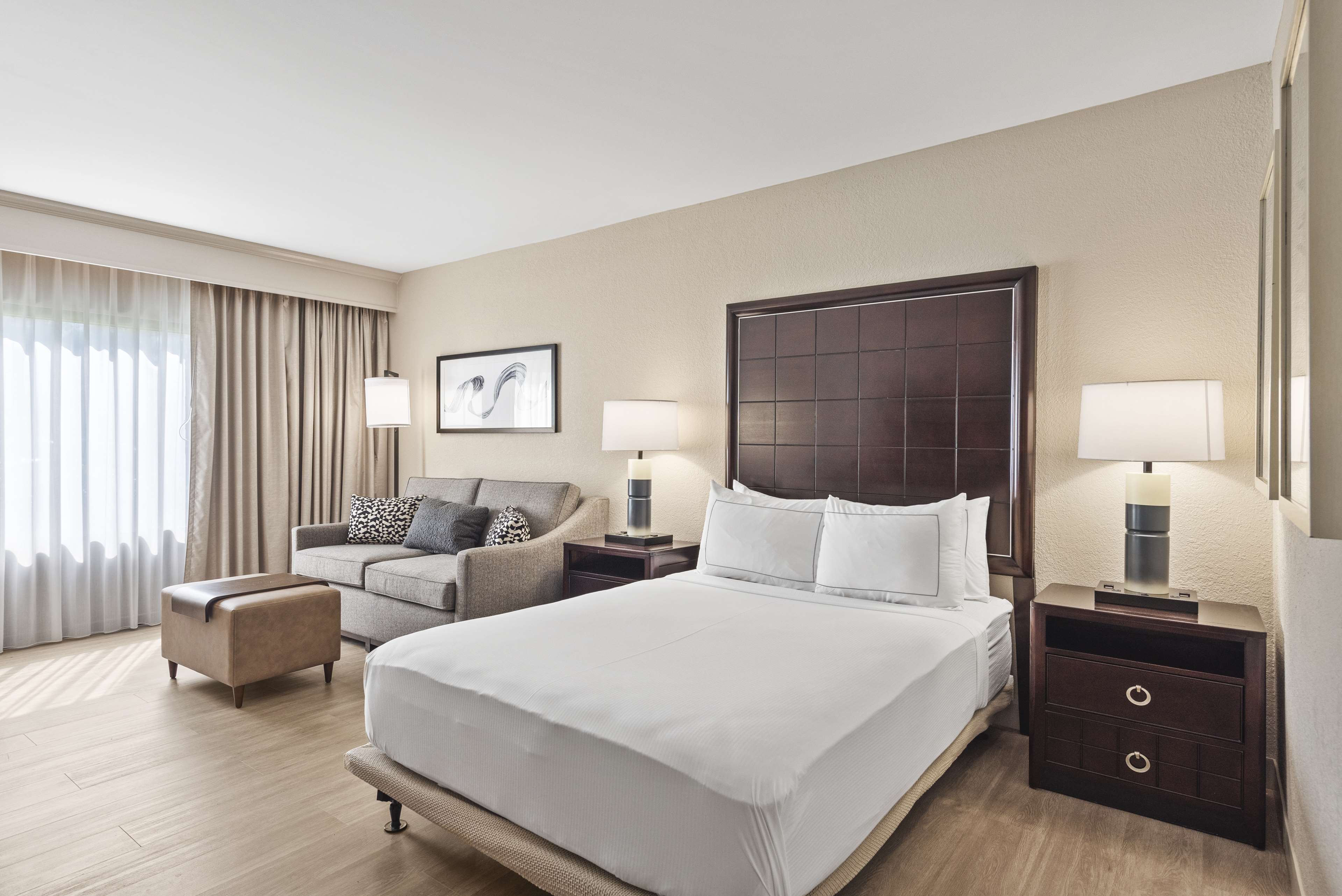 DoubleTree by Hilton Columbus - Tap to explore photos