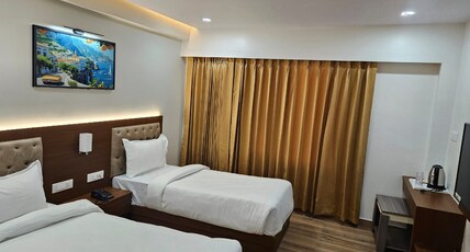 hotel vedainn Room Type - Deluxe King Bed Room with Airport View