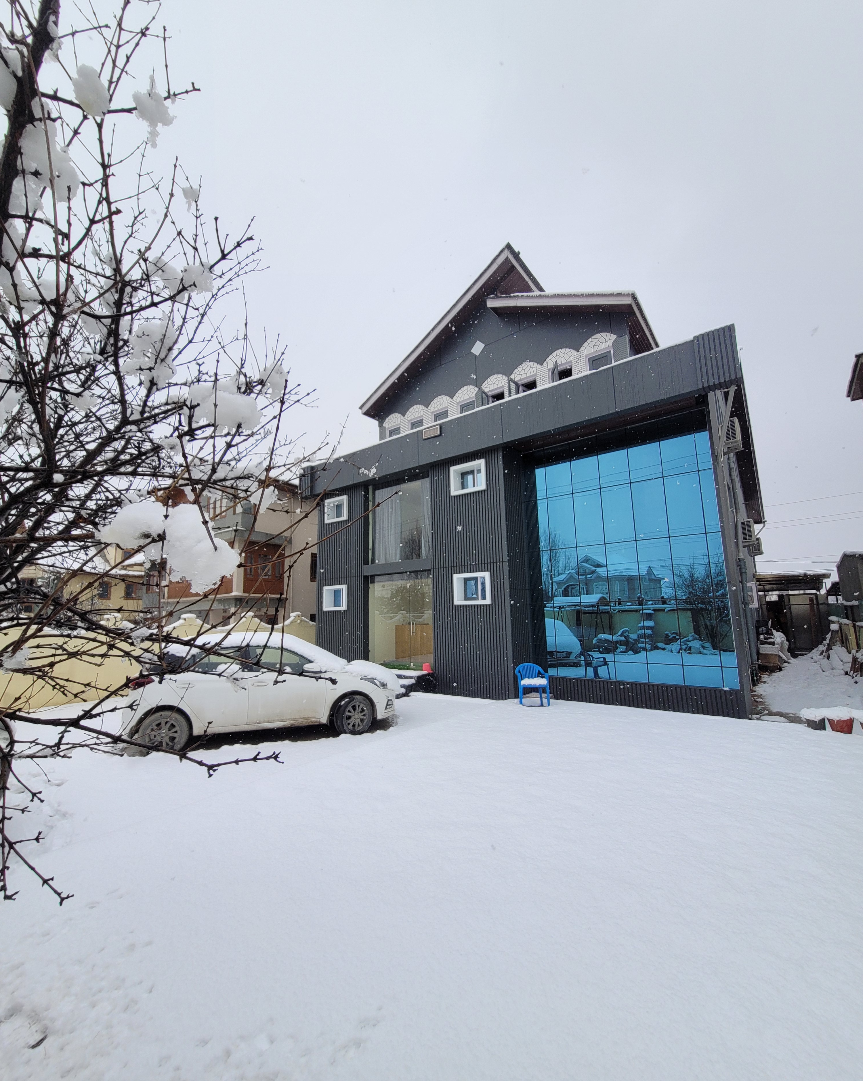 Hotel De Villaz Luxury Nearby Srinagar Airport - Tap to explore photos