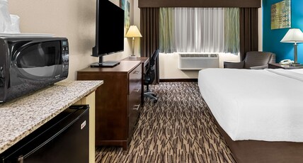 Best Western Baraboo Inn Room Type - Accessible - 1 King, Mobility Accessible, Communication Assistance, Roll In Shower, Grab Bar, Microw Best Western Baraboo Inn Room Type - Accessible - 1 King, Mobility Accessible, Communication Assistance, Roll In Shower, Grab Bar, Microw