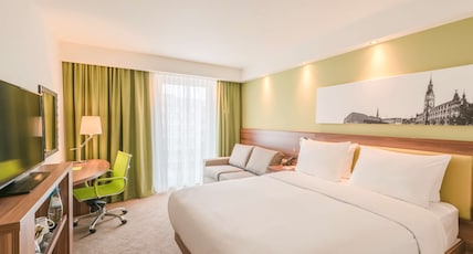 Hampton by Hilton Hamburg City Centre Room Type - QUEEN ROOM WITH SOFA