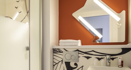 ibis Budget Beauvais Airport Hotel  Room Type - TRIPLE ROOM with 1 double bed and 1 retractable bed