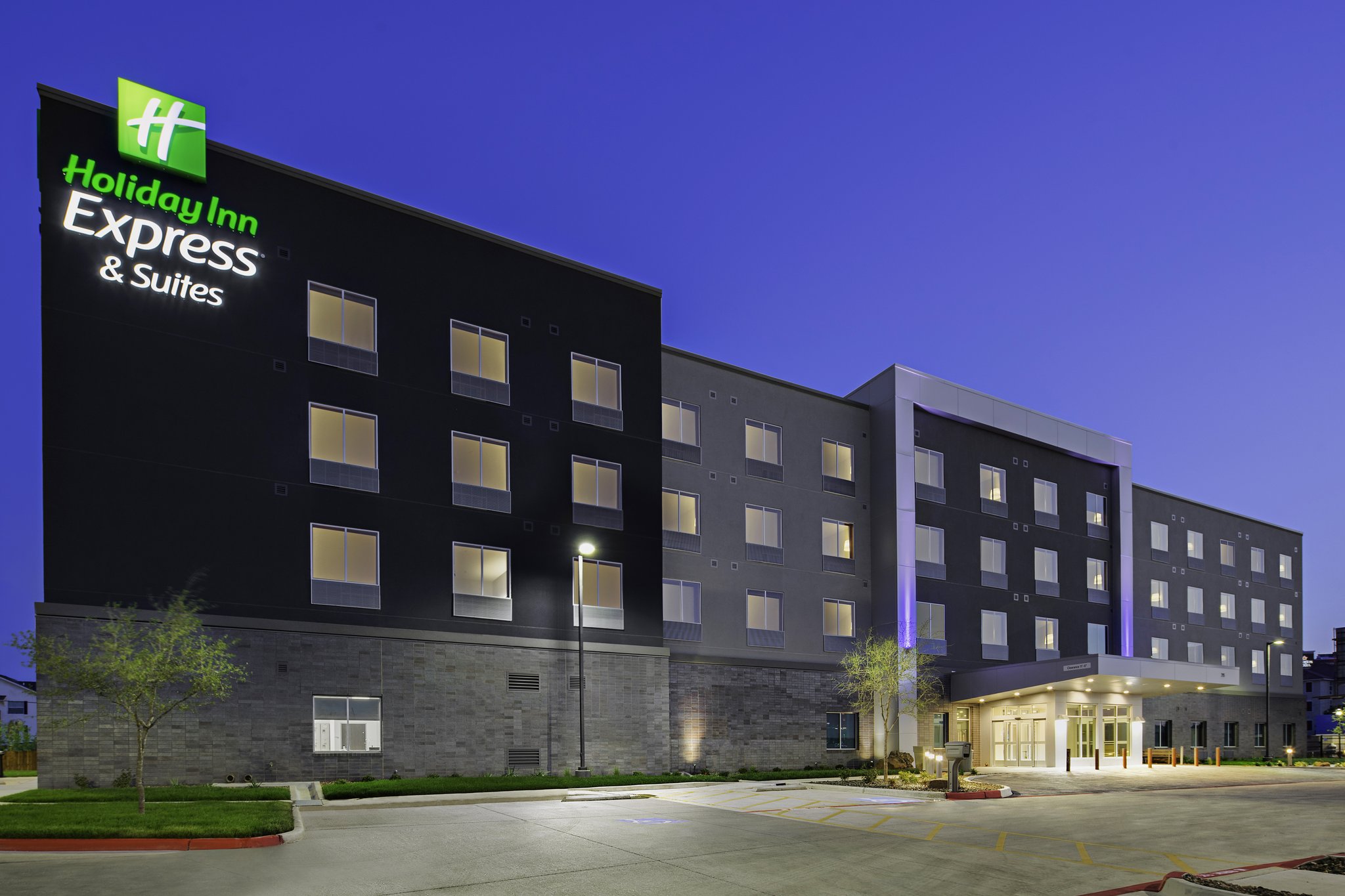 Holiday Inn Express & Suites Lubbock Central - Univ Area - Tap to explore photos