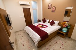 Hotel Raaz & Restaurant 