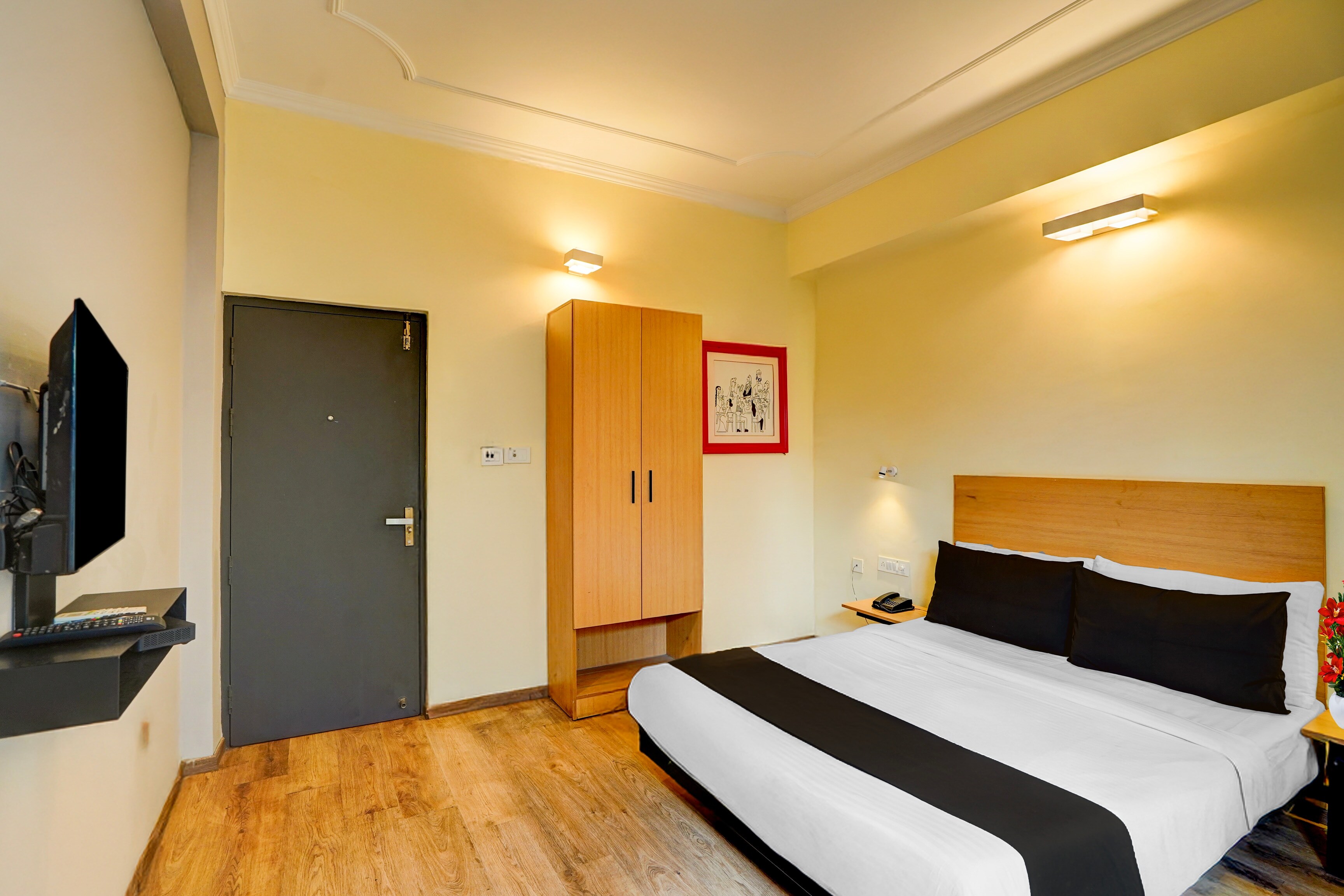 OYO Townhouse Singapore Mall Formerly Hotel Sunshine - Tap to explore photos