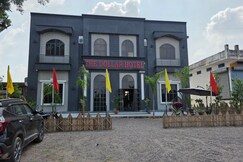 The Dollar Hotel & Resort