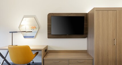 Holiday Inn Express Hotel and Suites Fort Worth/I-20 Room Type - 1 King Bed Standard Sofa Bed