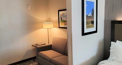 Holiday Inn Express & Suites CHENEY Room Type - 1 King Bed Suite Comm Access Tub