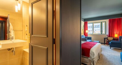 MERCURE BORDEAUX CHARTRONS Room Type - Junior Suite - 1 double bed and sofa MERCURE BORDEAUX CHARTRONS Room Type - Junior Suite - 1 double bed and sofa